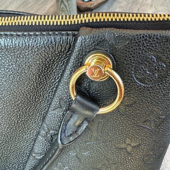 Louis Vuitton V tote MM - Picture 7 of 14